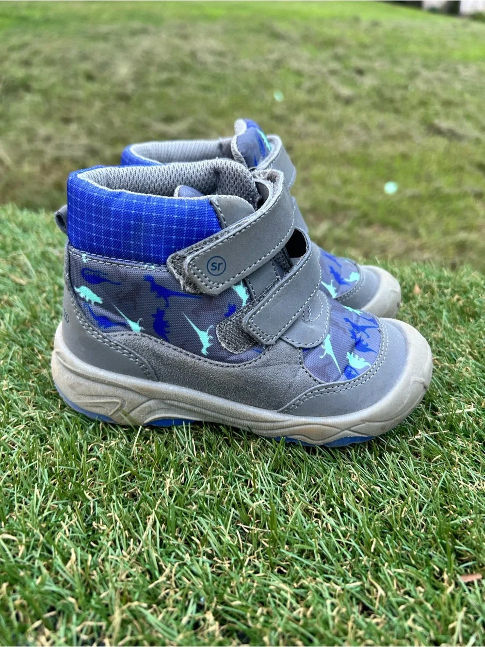 Stride Rite 360 Unisex Kids Size 8, Sneaker Boot in the gray and blue Dinosaur